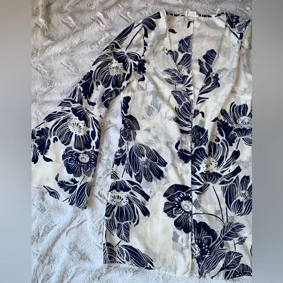 Altar’d State - Navy Blue / White Kimono - Picture 3 of 9